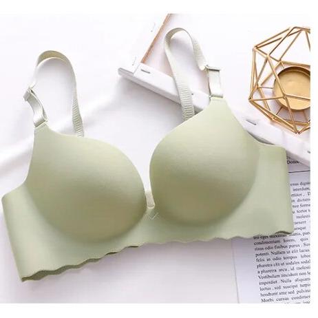 Lifting bra for discreet, natural curves