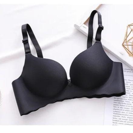 Lifting bra for discreet, natural curves