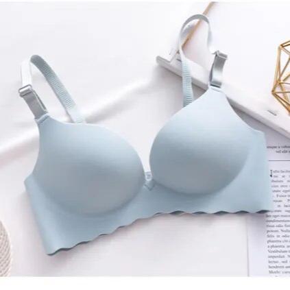 Lifting bra for discreet, natural curves